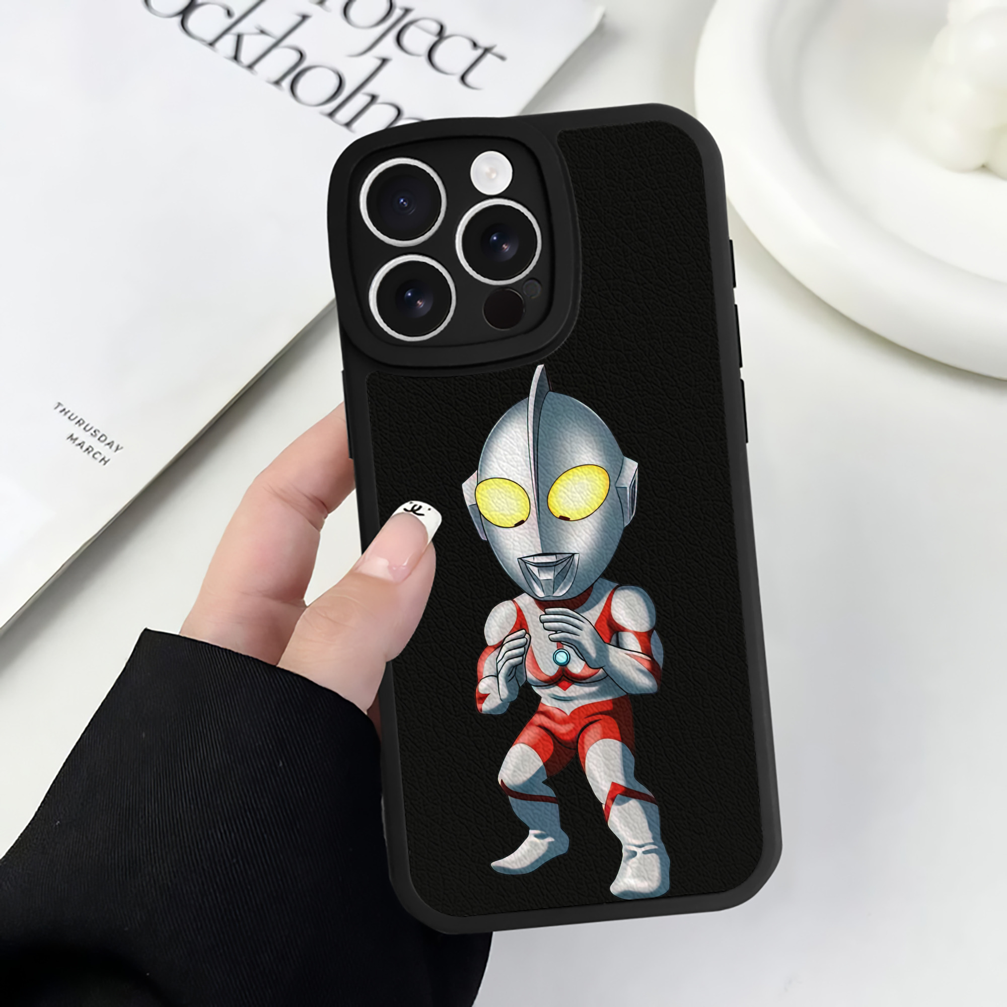 （画像用） ウルトラマン Ultraman 【iPhone 16シリーズ対応】シリコンスマホケース（レザー調） 材質：シリコン
